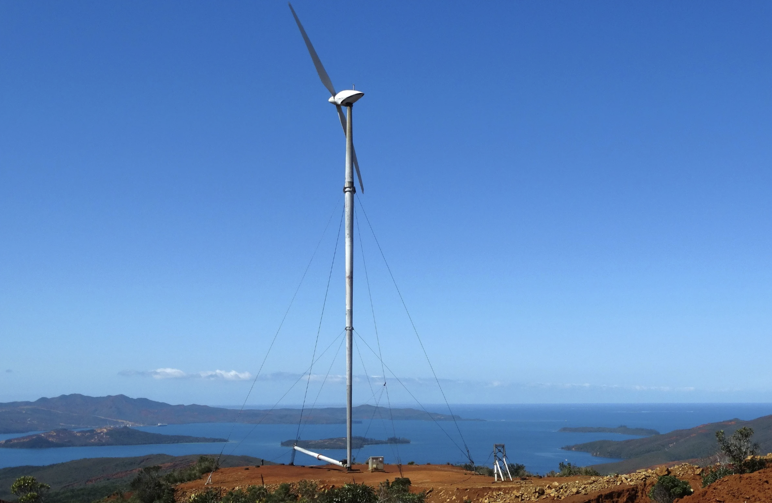 Éolienne avec système de haubanage